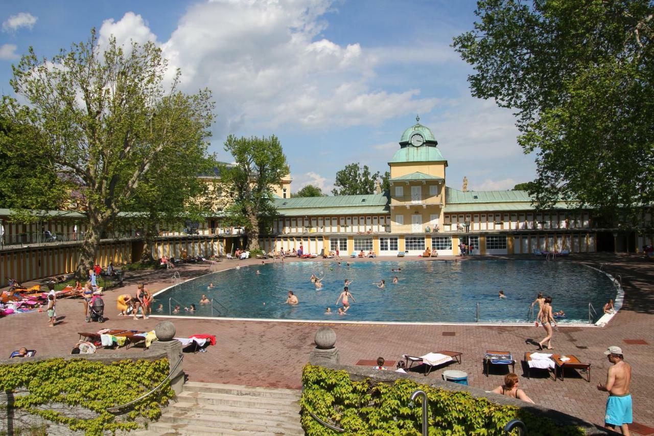 College Garden Hotel Bad Voeslau Exterior photo